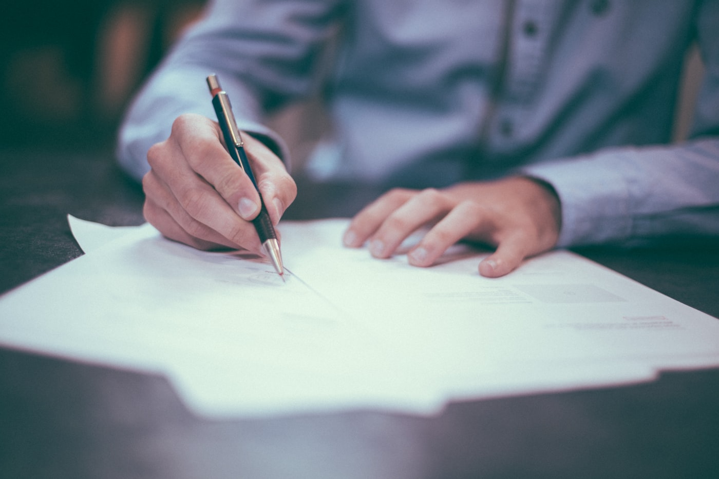 Documents administratifs et stylo pour les obligations légales DUERP