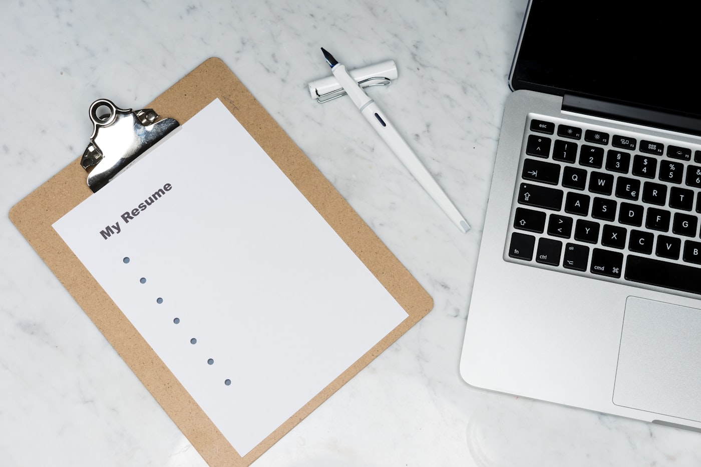 Documents professionnels et checklist pour illustrer les modèles de prévention à mettre à disposition des salariés