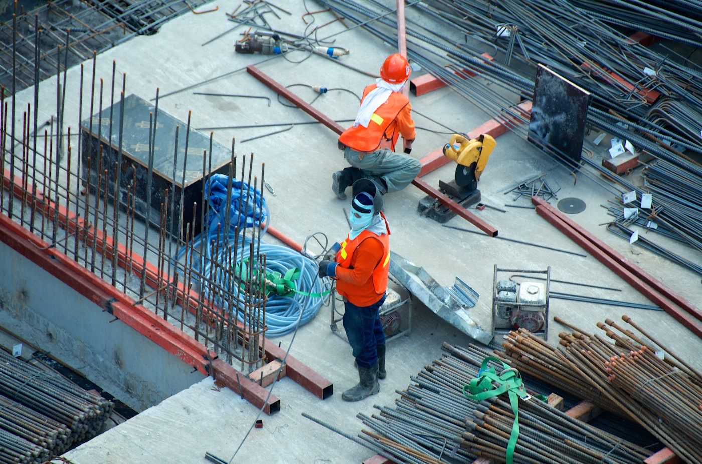 Chantier de construction pour illustrer les risques BTP du DUERP