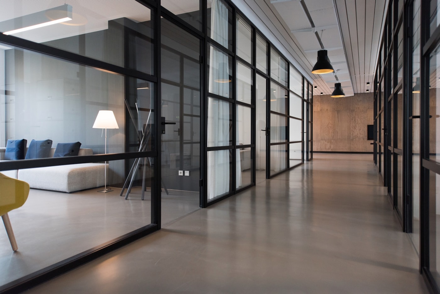 Espace de bureau pour illustrer les risques écran et télétravail dans le DUERP